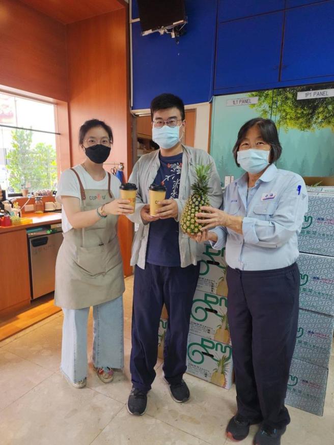 （中油77周年庆 ，举办买CUP&amp;GO来速咖啡送凤梨等一系列回馈活动。图／中油提供）