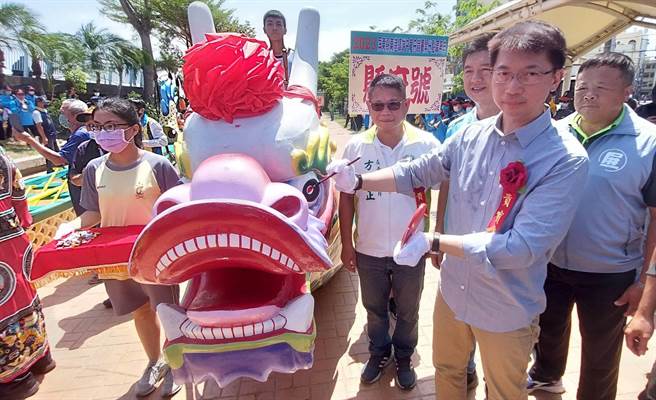 受疫情影响停办3年，屏东东港龙舟赛将于今年端午节强势回归，今天东港镇公所先行在龙舟赛场旁举行龙舟开光点睛仪式。（谢佳潾摄）