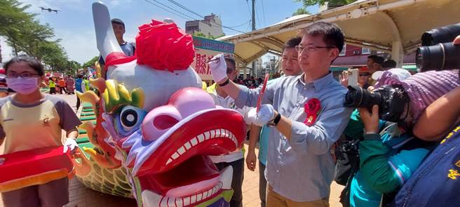 受疫情影响停办3年，屏东东港龙舟赛将于今年端午节强势回归，今天东港镇公所先行在龙舟赛场旁举行龙舟开光点睛仪式。（谢佳潾摄）