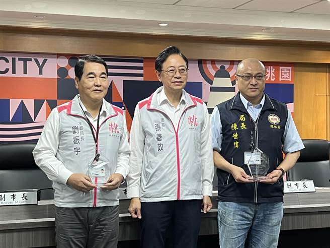 桃园市长张善政今主持市政会议，接受环保局、水务局呈献荣获「美国智慧城市连结组织第7届智慧50大奬（Smart 50 Awards）」。(蔡依珍摄)