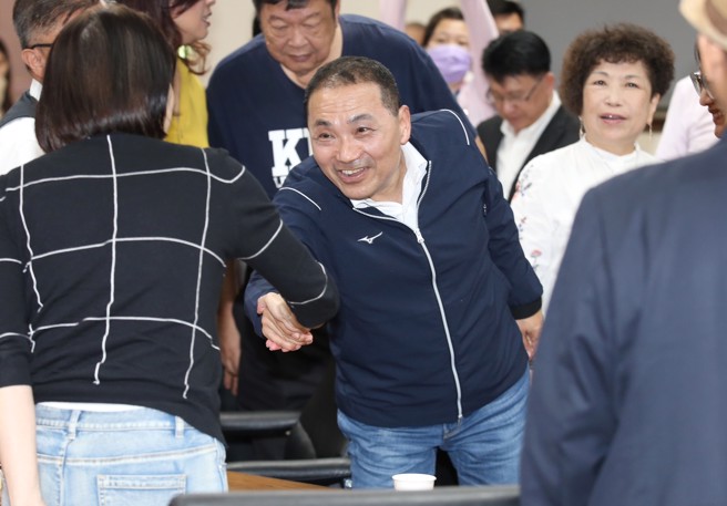 国民党总统参选人侯友宜31日前往立法院拜会党籍立委并一一握手致意。（姚志平摄）