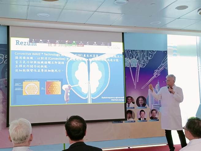 童综合医院研发创新中心院长欧宴泉进行简介。（陈淑娥摄）