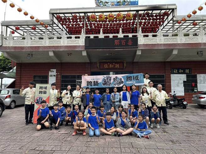 新北市文化局办理「校园疯文资」活动，今年首度号召北台8县市响应文资保存教育，媒合14所小学跨县市交流，今首度邀请新竹市三民国小参访新北市北管音乐保存者「板桥潮和社」。（文化局提供）