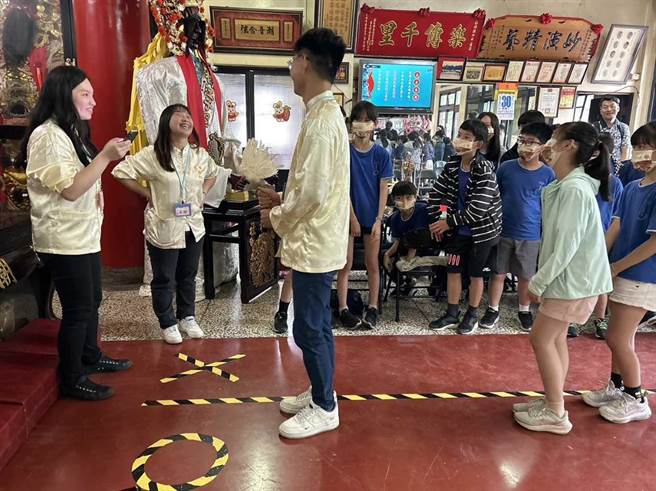 新北市文化局办理「校园疯文资」活动，今年首度号召北台8县市响应文资保存教育，媒合14所小学跨县市交流，今首度邀请新竹市三民国小参访新北市北管音乐保存者「板桥潮和社」。（文化局提供）