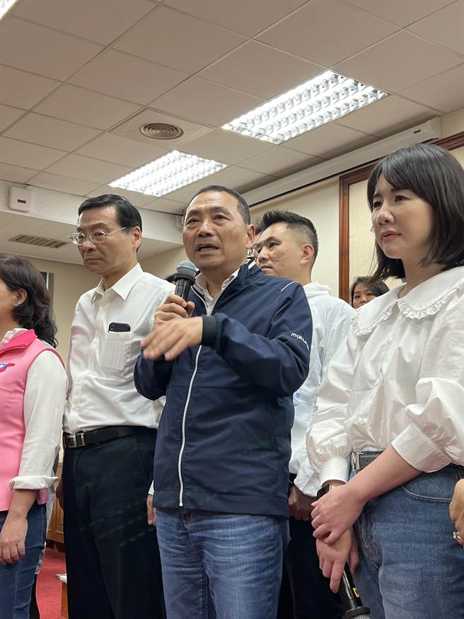 侯强调，他每件大小事都有全盘掌握，重点还是中央要做好源头管理，现在是「将帅无能、累死三军」，中央如果做不好，就政党轮替、换他来做，「我治安绝对做得比你好」。（李奇叡摄）