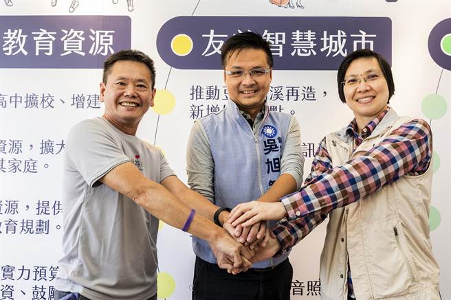 县议员吴旭智（中）发起线上连署竹苗区国中教育会考超额比序改採积分制，立委参选人徐欣莹（右）希望新竹县教育局加速与新竹市及苗栗县沟通达成共识。（罗浚滨摄）