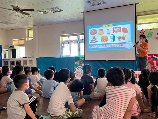 宜兰5校响应飢饿三十行动，图为展望会人员到安康幼儿园分享食物的选择与不浪费食物等观念。（台湾世界展望会提供）