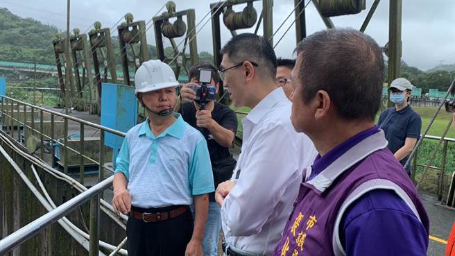 ▲基隆市长谢国梁（中）与市议员张耿辉（右）共同至七堵的堵南抽水站视察，了解防颱整备情形。（徐佑升摄）