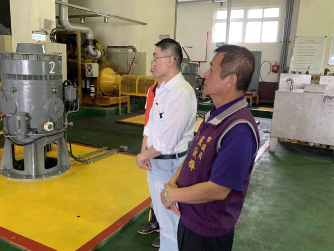 ▲基隆市长谢国梁（中）与市议员张耿辉（右）在堵南抽水站内听取防颱应变说明简报。（徐佑升摄）