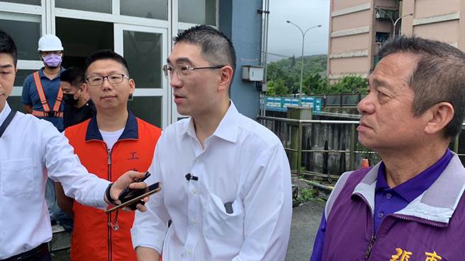 ▲基隆市长谢国梁（中）与市议员张耿辉（右）共同至七堵的堵南抽水站视察，谢国梁表示，目前大家已经不太怕强风，但怕豪雨致灾，因此他特别来关心抽水站运作情形，确保市民安全。（徐佑升摄）