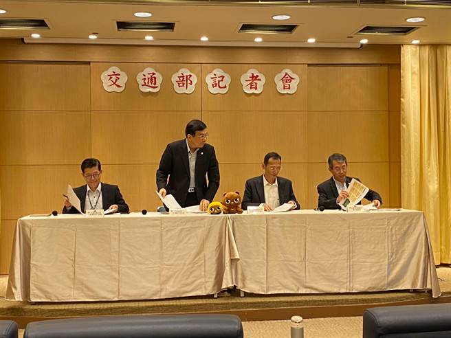 交通部今日召开道安说明会并公布统计数据，交通部长王国材（左2）点名云林县表现要加强。（陈佑诚摄）