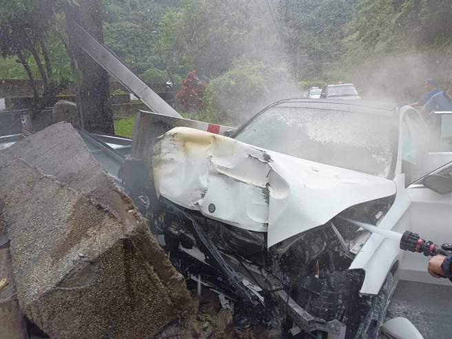 尖石乡嘉乐村120线27.95K处31日中午发生汽车火警，事故造成1女受伤1男命危。（竹县消防局提供／邱立雅竹县传真）