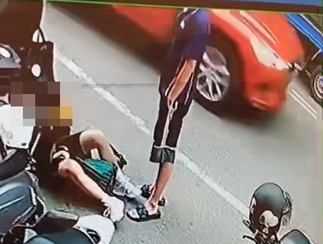 台中醉男派出所旁狂殴2国中生，倒地喊「对不起」酿脑震盪。(翻摄脸书爆料公社公开版)