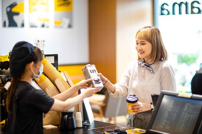 cama cafe观察点购燕麦奶的顾客持续增加，约占拿铁品类销售量至少1成，客群包含素食者、尝鲜者或不适合饮用牛乳的顾客。（cama cafe提供）