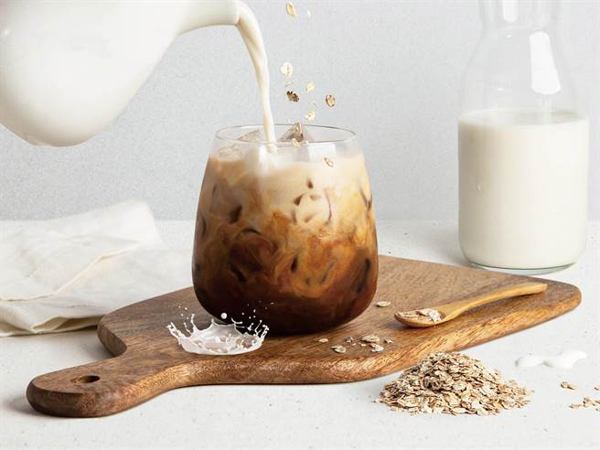 路易莎「燕麦拿铁」谷物味降低提高适口性，冰热售价均为75元起。（路易莎提供）