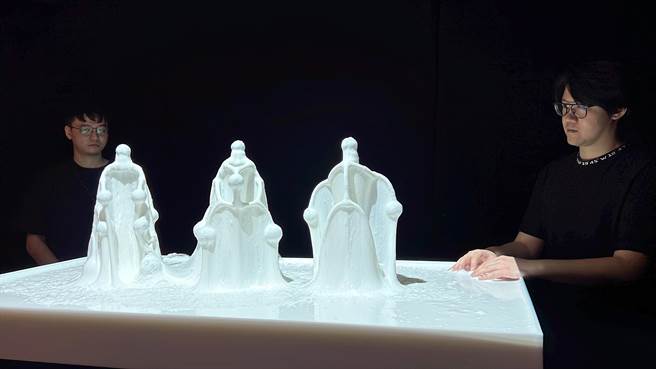 应艺所博士生吴元劭介绍作品「异生命的演绎」，是将时下小朋友在游玩的史莱姆，做成黏液雕塑。（王惠慧摄）