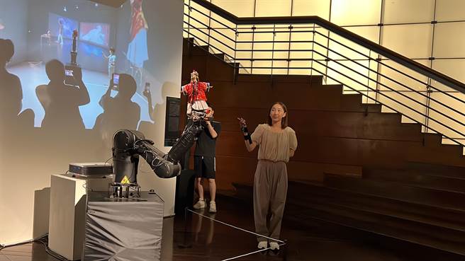 「未来布袋戏」结合机械手臂、IoT技术，由舞者手套控制机械手臂上的戏偶。（王惠慧摄）