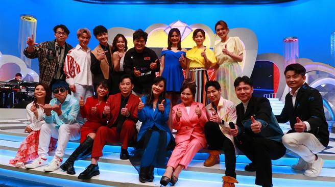 《我爱冰冰Show》本周主题「伴你成长K歌金曲」，郑乔安（左起）、东谚、江志美、阳帆、龙千玉、白冰冰、阿文、陈随意、蔡佳麟、陈思玮、陈孟贤、明亮、蔡亚露、李学宸、林琇琪、林姗、方千玉等人卖力演出。（中视提供）