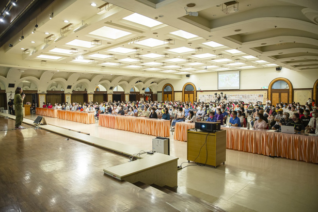 佛光山惠中寺未来与希望系列讲座，5月30日邀请卢建彰诠释「在你里面的比世界更大」。全场听眾认真聆听。（图／惠中寺提供）