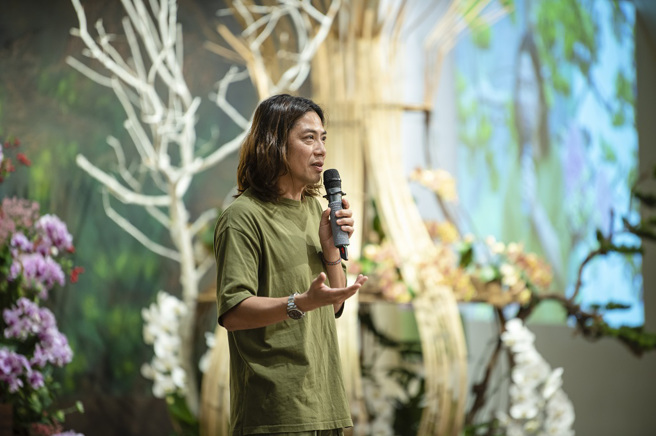 卢建彰说，经歷母亲车祸重伤失智，父亲肝癌离世，他以写诗、着作疗伤。（图／惠中寺提供）

