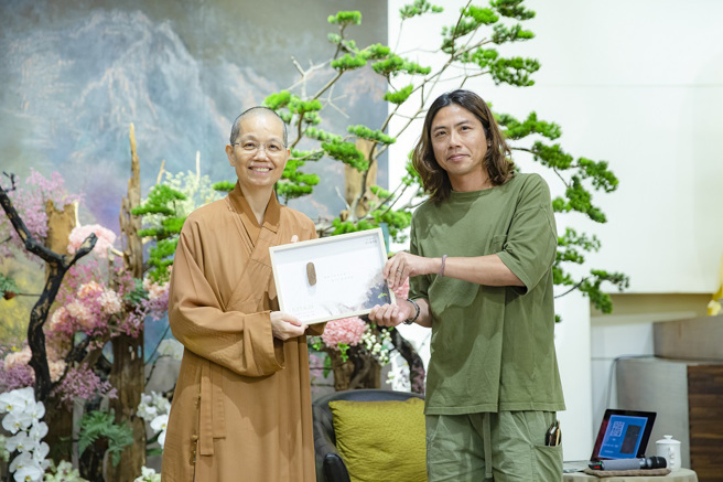 佛光山中区总住持觉居法师致赠讲座结缘品，感谢讲师卢建彰。（图／惠中寺提供）