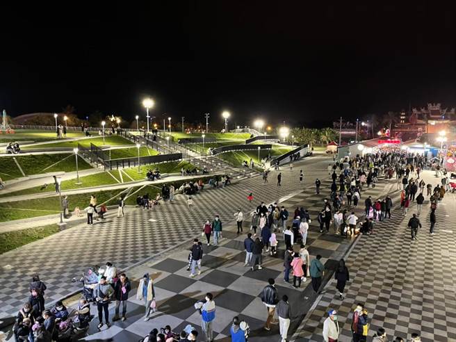 花莲市东大门共融公园3日有一场「星空郊飨宴」音乐会，是县府主推的天文旅游活动之一。（花莲县府观光处提供／王志伟花莲传真）