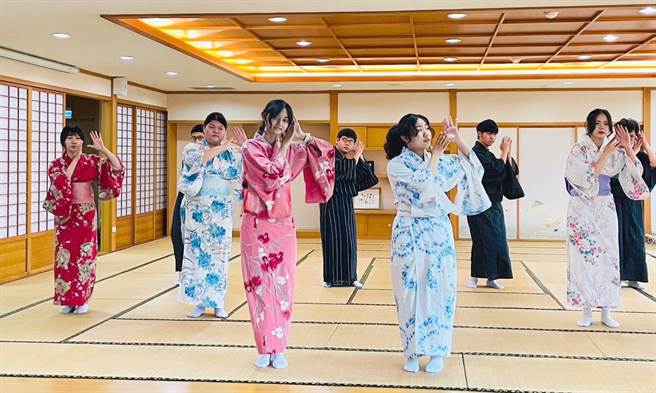 义守大学应日系学生学习日本舞蹈。（义守大学提供／林瑞益高雄传真）