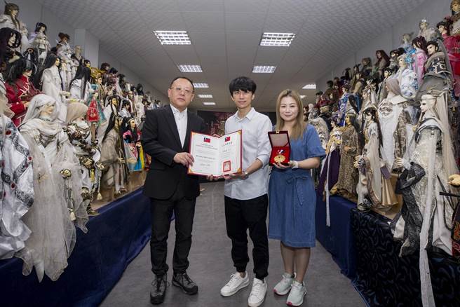 布袋戏人间国宝黄俊雄获第42届行政院文化奖，文化部长史哲（左）颁赠行政院文化奖状及奖章，由黄俊雄子女黄立纲（中）、黄凤仪（右）代领。（文化部提供）