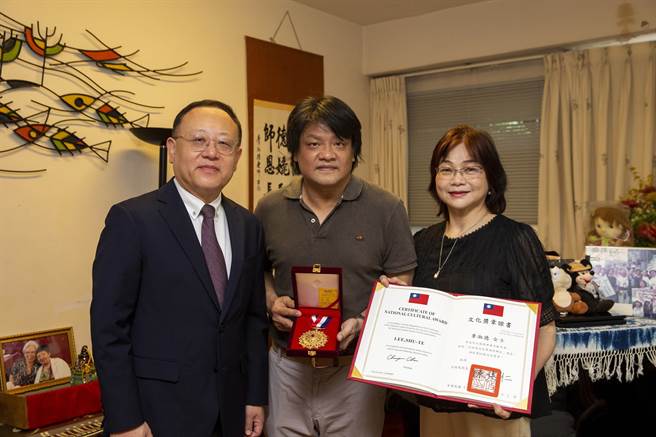 台湾小提琴之母李淑德荣获第42届行政院文化奖，文化部长史哲（左）颁赠行政院文化奖章及奖状，由李淑德之外甥沈浩亮（中），以及李淑德之学生、国立台湾师范大学音乐系教授陈沁红（右）代领。（文化部提供）