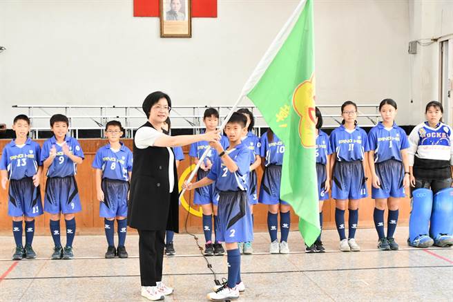 彰化市平和国小曲棍球队在县长王惠美授旗下赴美参赛，并一举夺冠。（彰县府提供／孙英哲彰化传真）