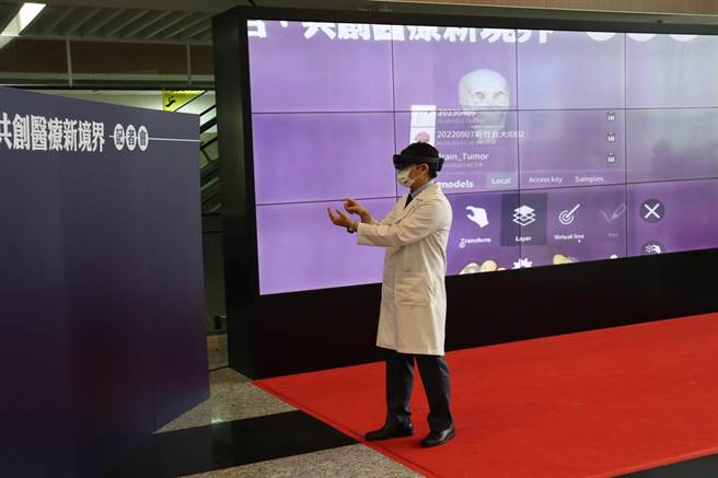 新竹台大分院整形外科医师江卓衡将3D立体彩色影像，运用于手术模拟、辅助画记开刀位置等。（邱立雅摄）