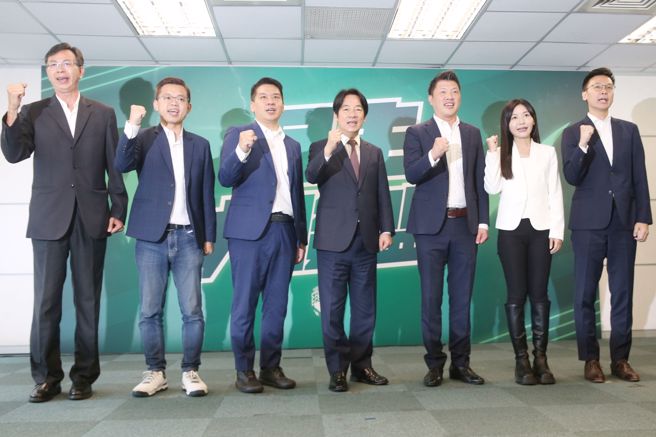 民进党中执会31日提名6个立委艰困区，会后由党主席赖清德(中)宣布，台北市第3选区立委参选人提名林飞帆、台北市第5选区立委参选人提名吴沛忆、台北市第8选区立委参选人提名王闵生、苗栗第1选区立委参选人提名康世明、高雄第3选区立委参选人提名李柏毅、桃园第5选区立委参选人提名刘仁照。（杜宜谙摄）