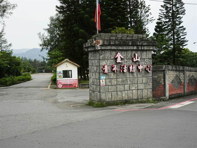 新北市议员白佩茹批党产会将「房产过户，水电不付！」，要求市府承租者比照救国团条件，并加强把关，避免国有地像台铁租给im.B作为诈骗基地。(黄敬文摄)