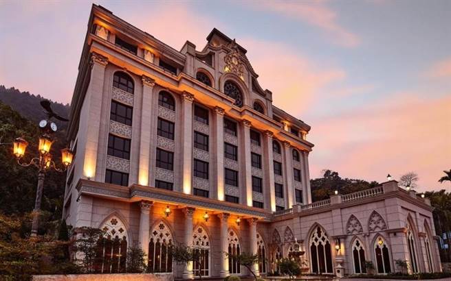 县议员陈光轩指称南庄乡1家欧式饭店规避环评非法营运。（民眾提供／李京升苗栗传真）