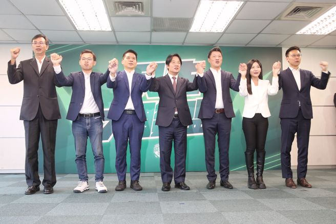 民进党中执会31日提名6个立委艰困区，会后由党主席赖清德(中)宣布，台北市第3选区立委参选人提名林飞帆、台北市第5选区立委参选人提名吴沛忆、台北市第8选区立委参选人提名王闵生、苗栗第1选区立委参选人提名康世明、高雄第3选区立委参选人提名李柏毅、桃园第5选区立委参选人提名刘仁照。（杜宜谙摄）