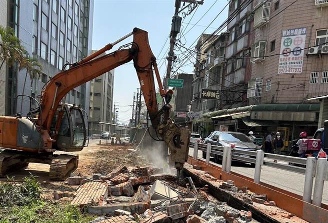 桃园市中坜区龙东路巷弄拓宽砍除树木，民代建议市府应设法克服土地、经费等问题新设树木银行。（梁为超提供／吕筱蝉摄）