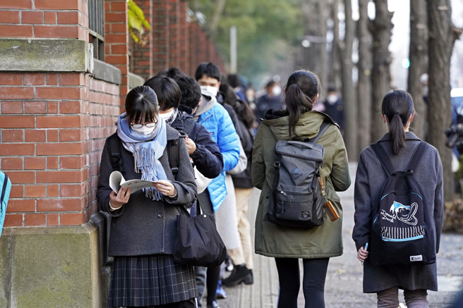 东京医科大学爆出十多年来对女考生採不利的评分方式，东京法院二审调高校方对部分女考生的赔偿金额。图为准备参加大学入学考的日本考生。（资料照／TPG、达志影像）