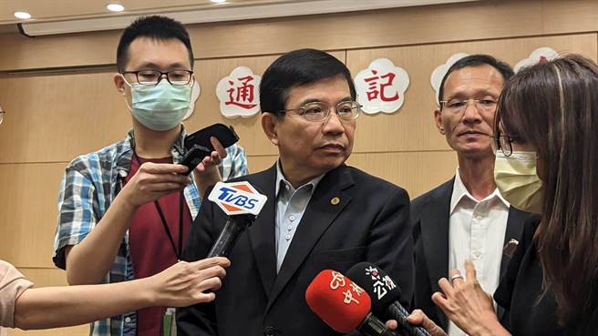 交通部长王国材（中）说，2019年限制自由行、2020年禁止团客来台，都是大陆先发起的，解铃还须繫铃人，若陆方认为已经没有这个限制，「请他们大声说出来」。（陈佑诚摄）