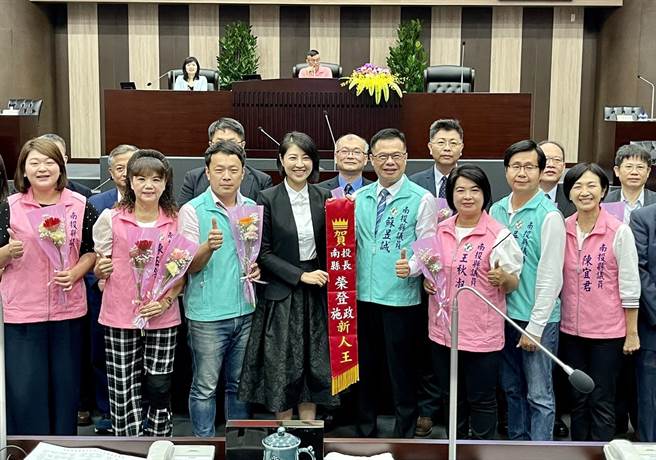 民进党籍南投县议员勉励相关局处首长积极努力，改善环保、卫生医疗，把南投县民对县府的施政满意度名次拉高。（杨静茹摄）