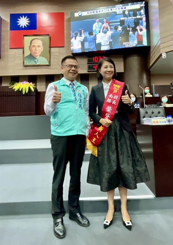 南投县长许淑华获赠「荣登施政新人王」彩带，她感谢县民肯定，强调将率领团队积极落实解决县内的垃圾问题。（杨静茹摄）