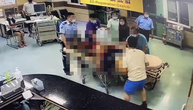 宪兵于空军营区内自摔，第一时间送往医院抢救仍宣告不治。(民眾提供)