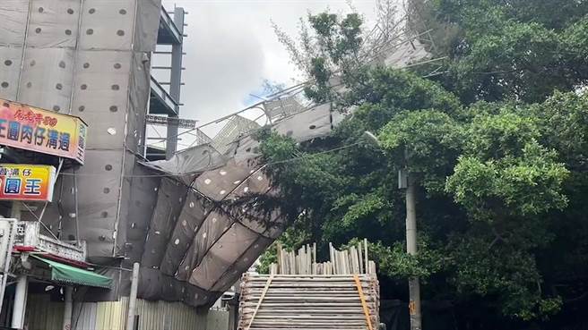 彰化市彰美路一段发生鹰架倒塌事件。（民眾提供／孙英哲彰化传真）