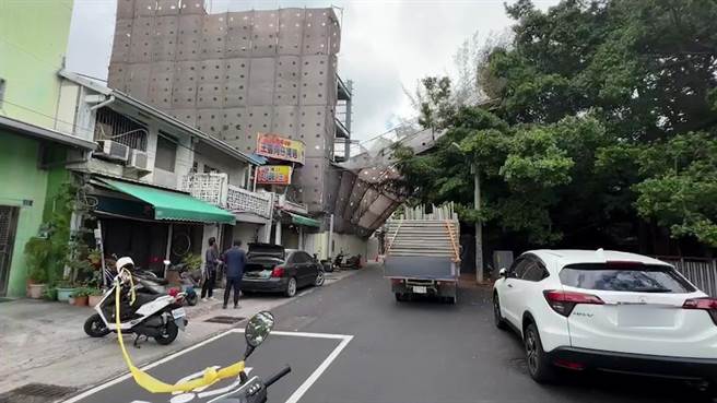 彰化市彰美路一段发生鹰架倒塌，警方到场拉场封锁线。（民眾提供／孙英哲彰化传真）