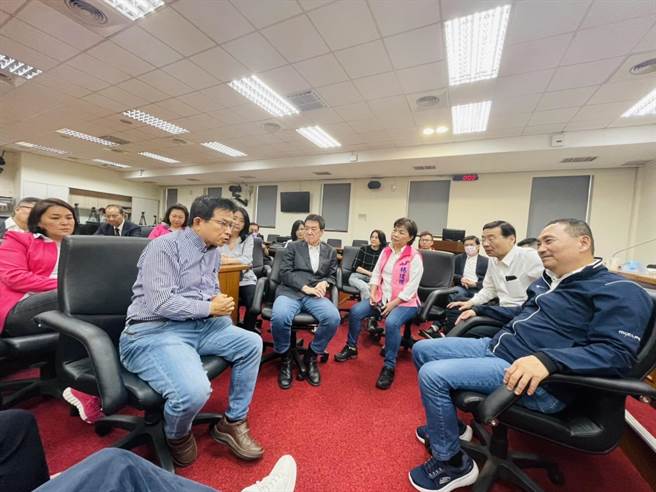 新北市长侯友宜备战2024总统大选，积极拜会各方，今至立法院与党籍立委会面，并进行约40分钟的闭门会议。（洪孟楷提供）