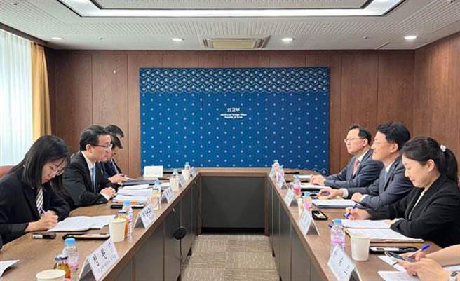 大陆外交部指当前陆韩关系面临困难和挑战，责任不在中方。图为5月22日大陆外交部亚洲司司长刘劲松就核心关切向韩方表明严正立场。（大陆外交部）