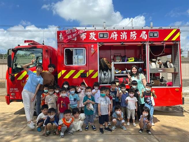 桃园市政府消防局中路分队与中华电信职场互助式教保服务中心日前举办宣导体验活动。（消防提供）