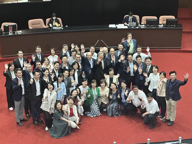 行政院长陈建仁到立法院议场致意，与在场民进党委员握手、合照，高喊「TeamTaiwan，挺台湾」。（杨亚璇摄）