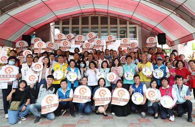 嘉义市长期照顾管理中心今日举办「花现长照‧一起回嘉」嘉义市长照LOGO揭牌仪式。（吕妍庭摄）