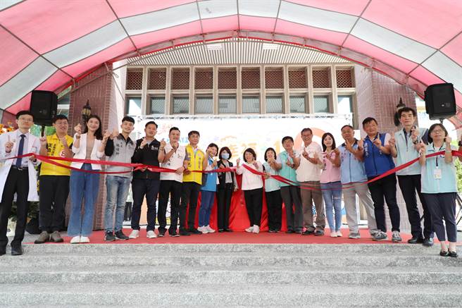 嘉义市长期照顾管理中心今日举办「花现长照‧一起回嘉」嘉义市长照LOGO揭牌仪式。（吕妍庭摄）