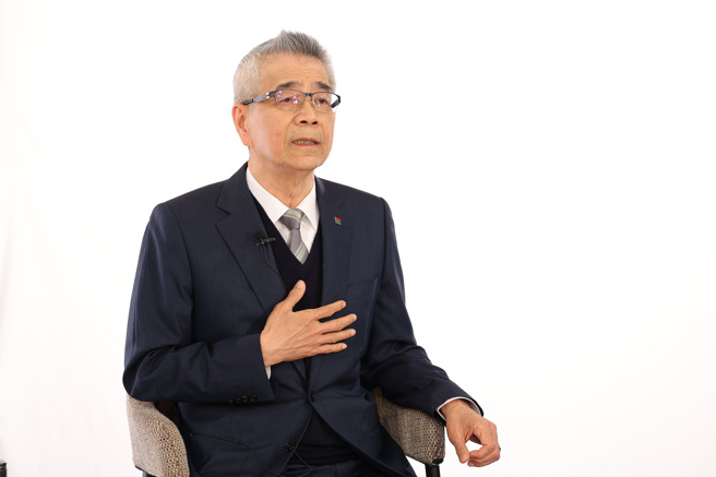 信义房屋创办人周俊吉于大爱台仁心慧语节目分享屡获消费者肯定的关键是「心中有他人」。（图/信义房屋提供）